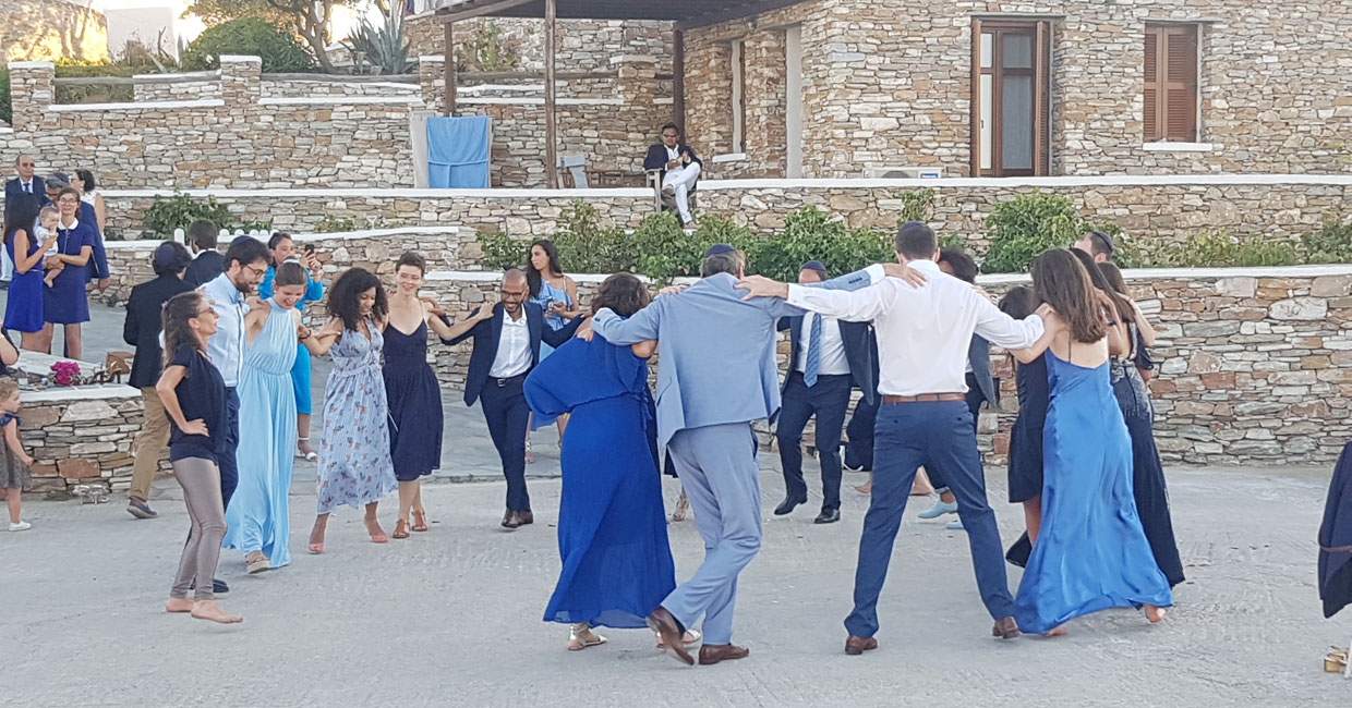 Greek folk dancing lessons for groups at Sifnos