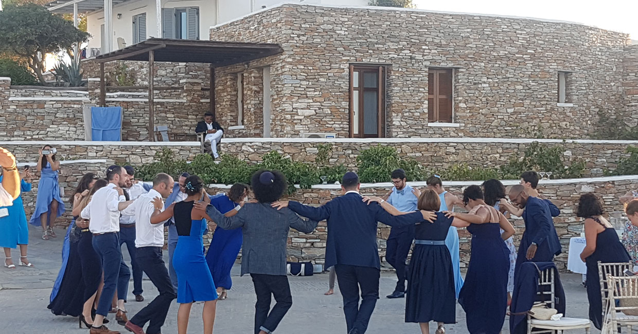 Greek folk dancing lessons for groups at Sifnos